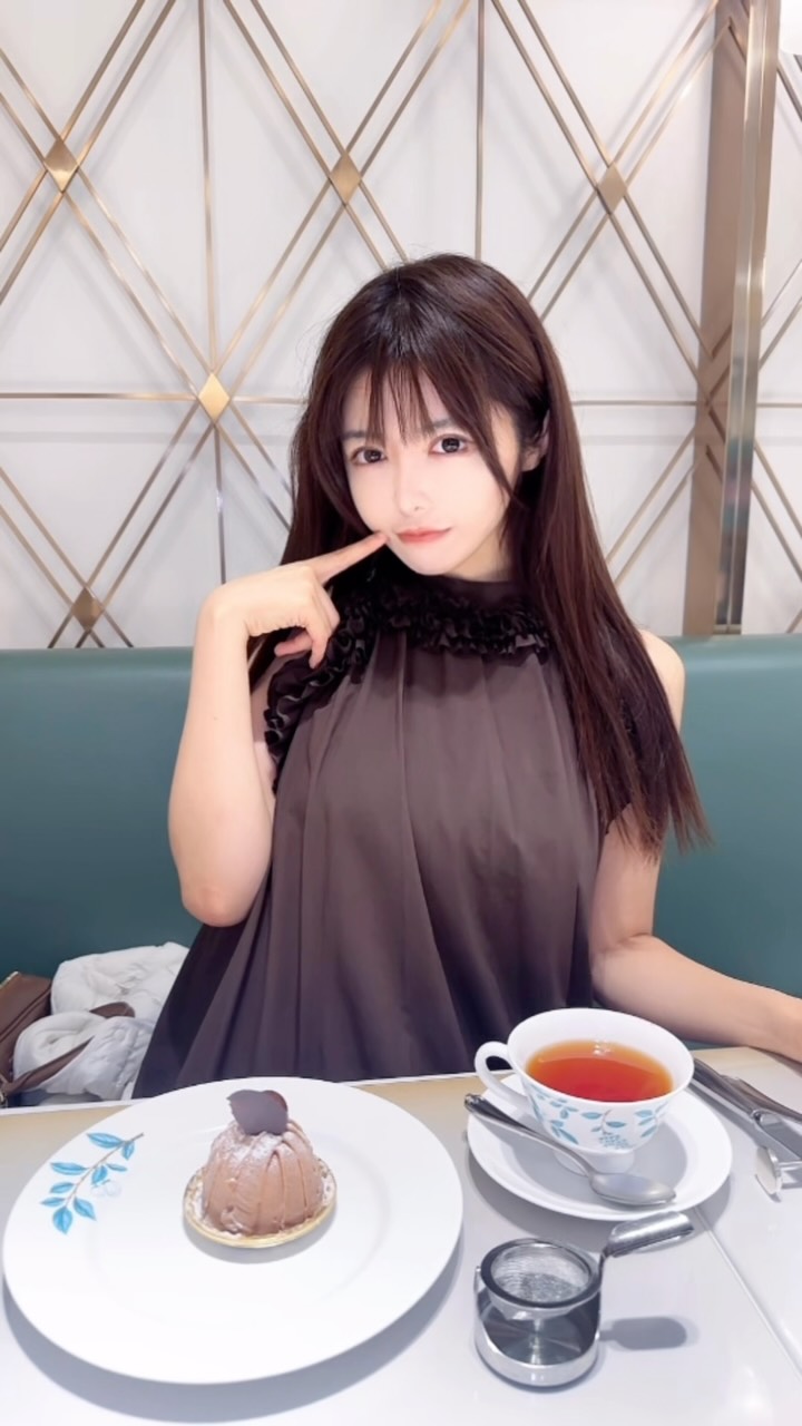善場麻美在咖啡廳的日常照片